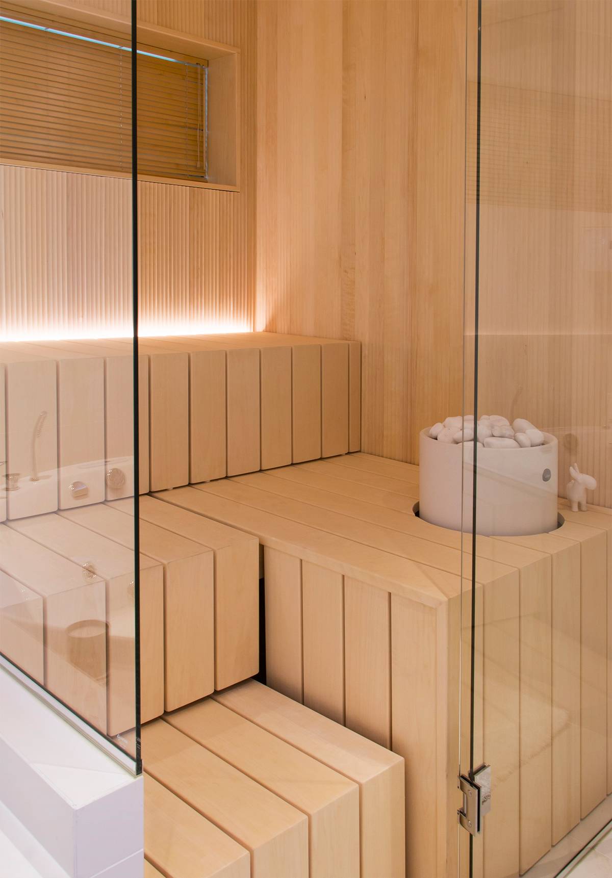 Iluminación atmosférica de sauna. Tira de leds detrás del banco iluminando de abajo a arriba. Ledstore.fi